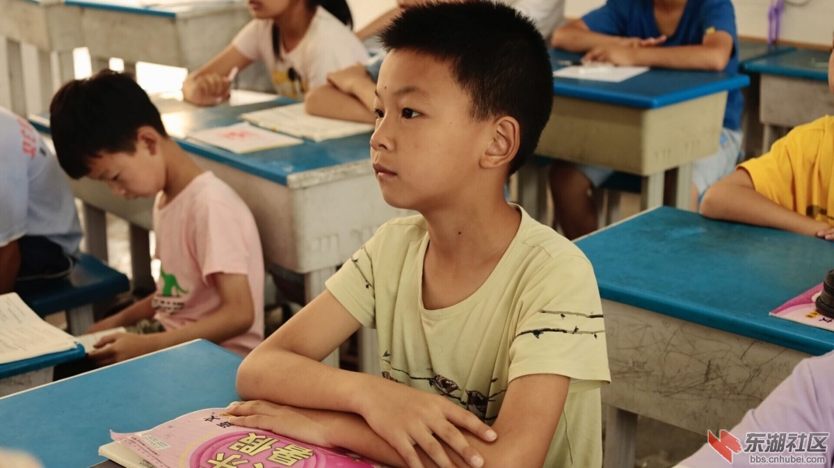 图为徐浩然同学上课时认真听老师讲课时的样子。 中