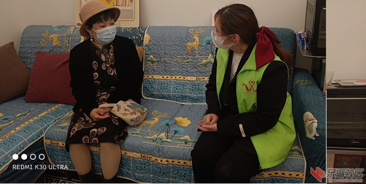 社工倾听困境儿童家庭情况.jpg