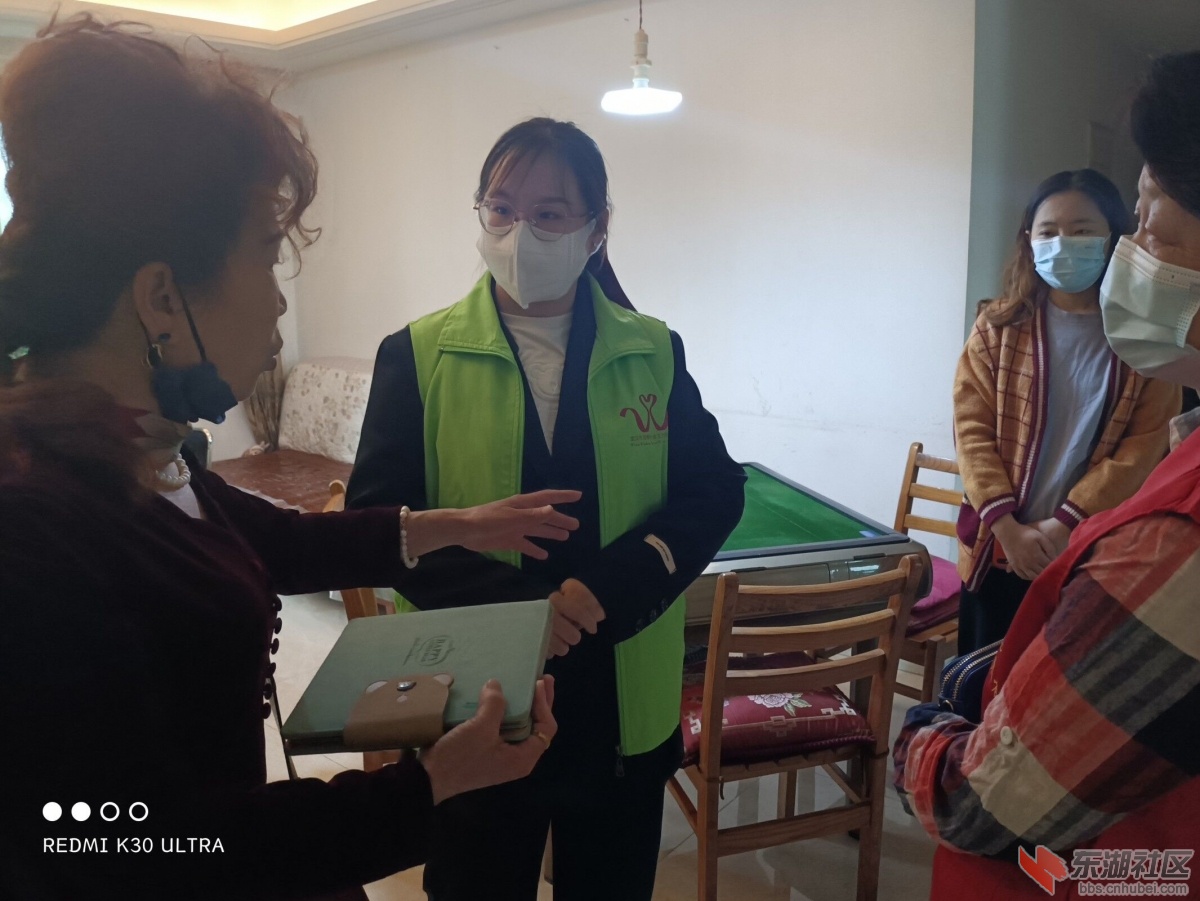 社区工作人员志愿者社工倾听困境儿童家庭情况.jpg