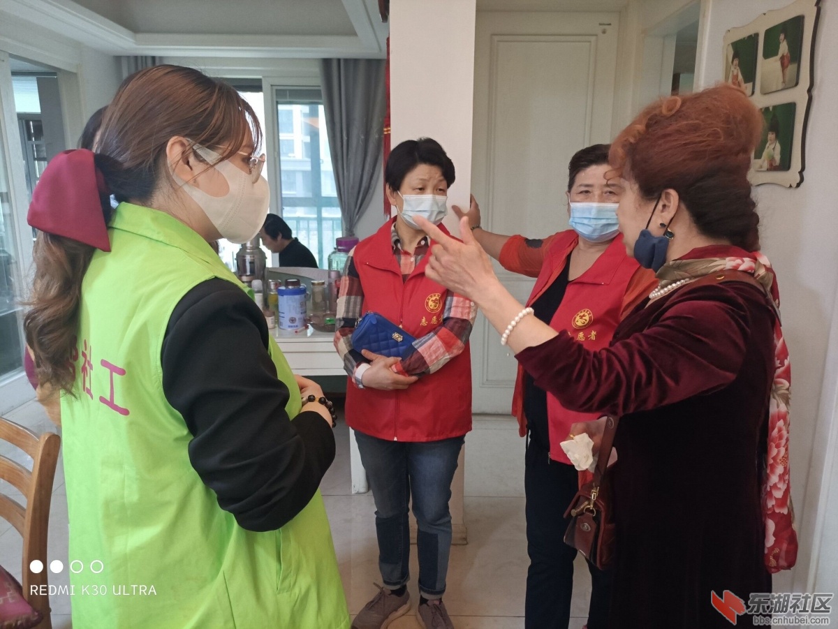 志愿者社工倾听困境儿童家庭情况.jpg