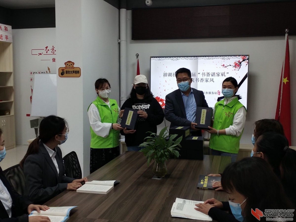 社工交接书籍给社区工作人员_副本.jpg