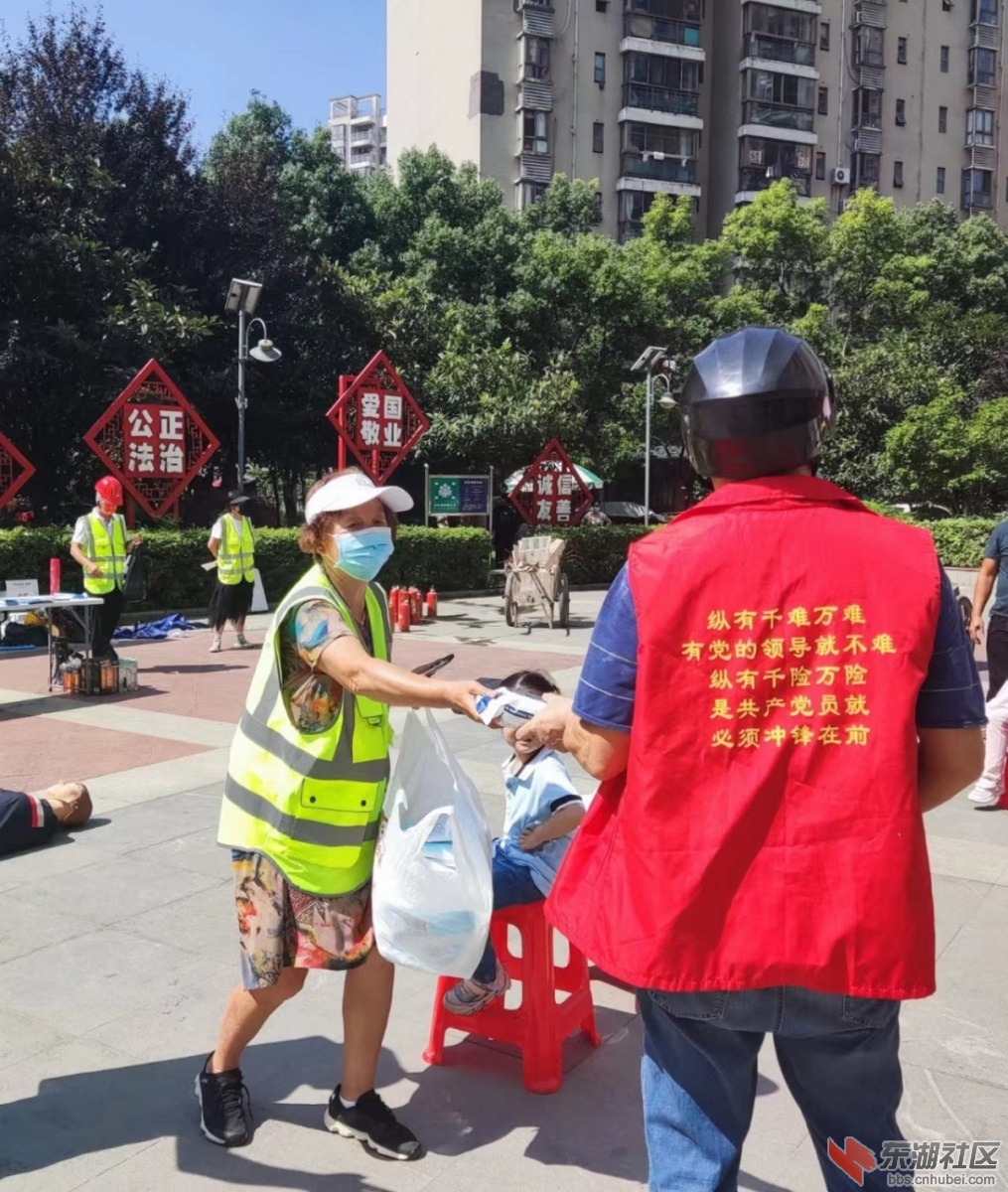 有奖竞答中颁发奖品.jpg