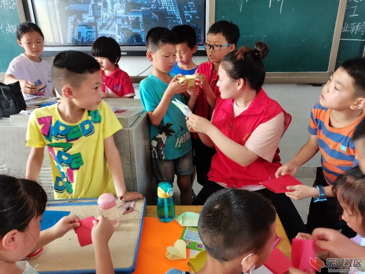 图为志愿者老师给孩子上手工课