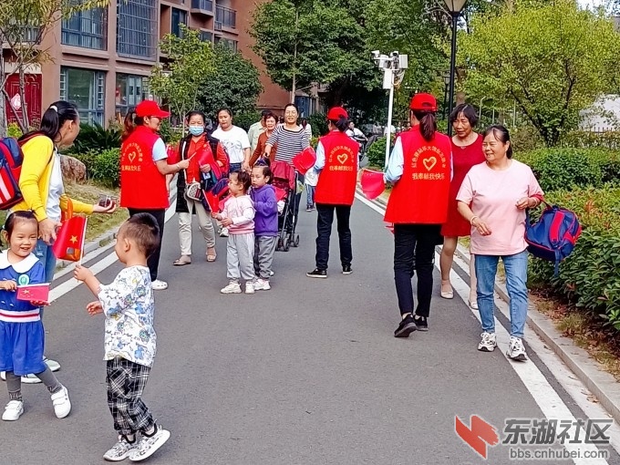 3－发红旗.jpg