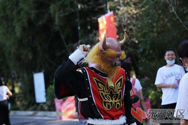 牛哥发红旗