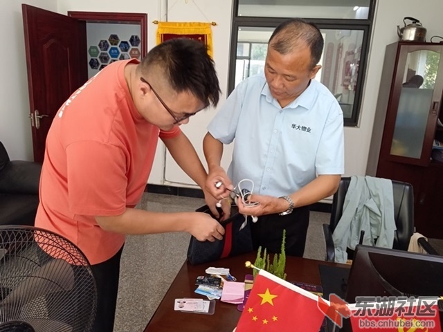 业主清点包内东西926080103.jpg