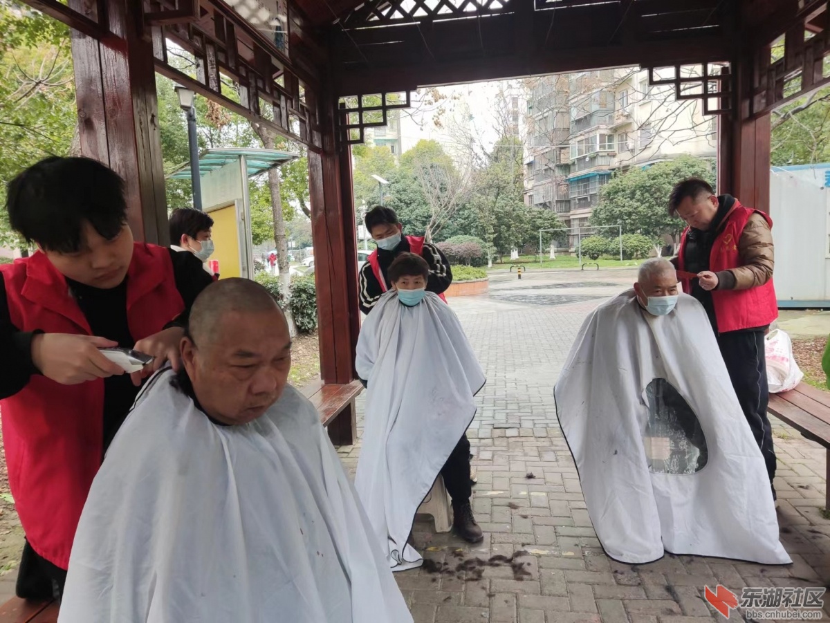 昕格理发志愿者为居民们理发.jpg