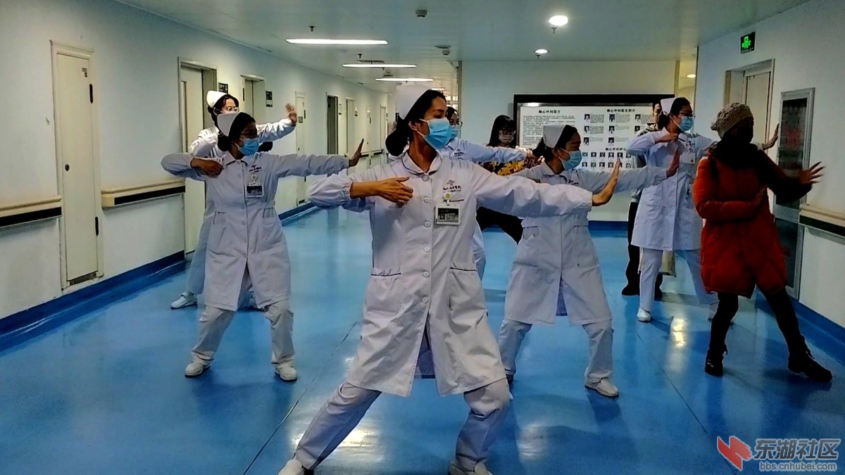 湖北省中医院医务人员展示“八段锦”功法-封面.jpg