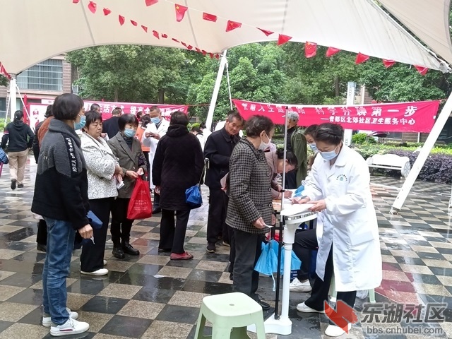 1-广场义诊510160426.jpg