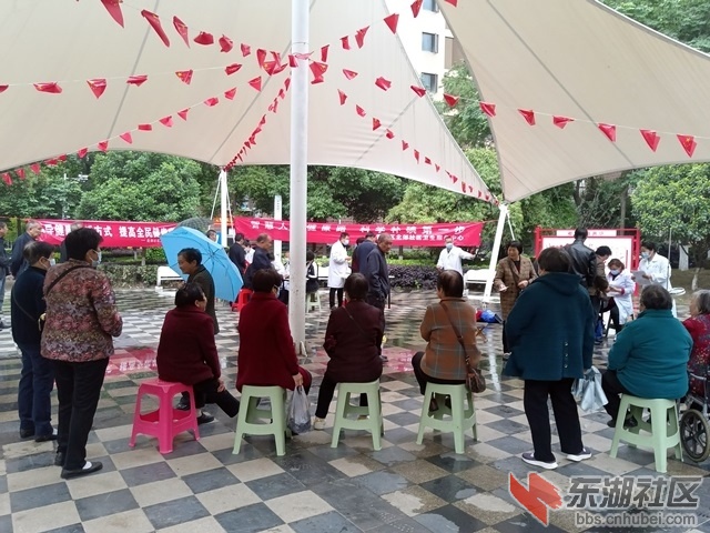 2-广场义诊510160813.jpg