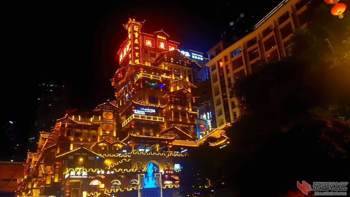 重庆市金碧辉煌的洪崖洞景区一瞥-封面.jpg
