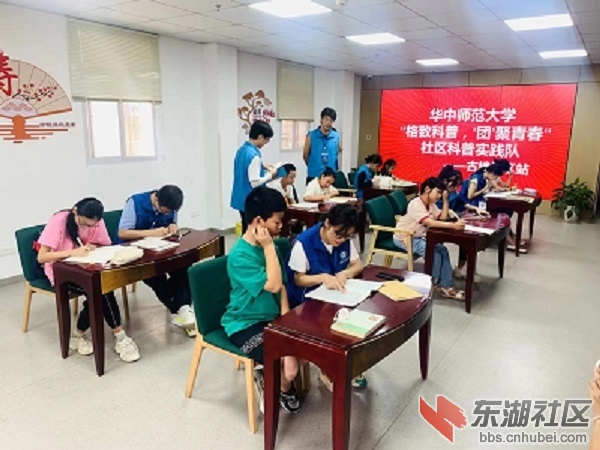 图1 古楼社区实践队队员辅导学生.jpg