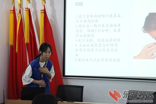 图2 张毕湖社区实践队队员讲解科普急救知识.JPG