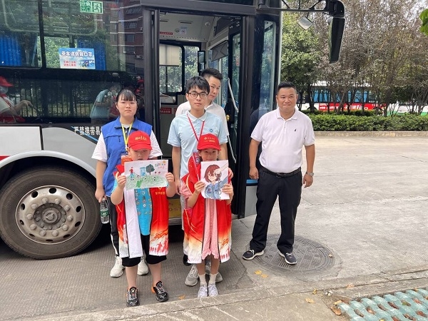 图一 孩子们为公交车站站长送去画像.jpg