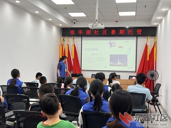 图二 实践队员为孩子讲解反冲力原理.JPG