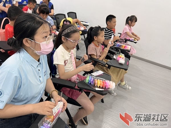 图一 实践队员带领孩子制作手工粘土.JPG