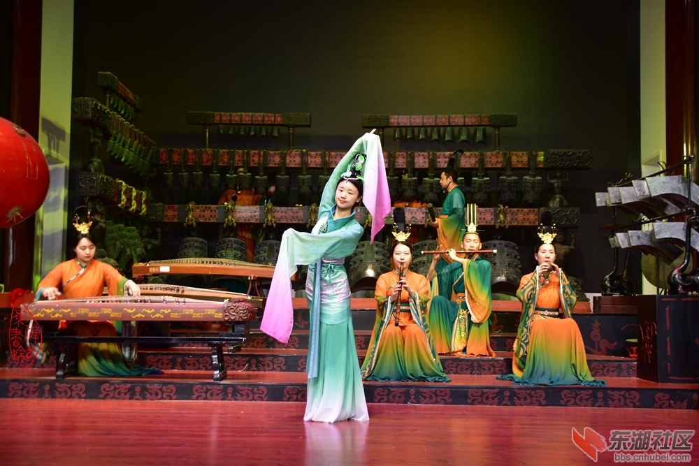 131.东湖楚天台闻乐：钟鼓筝箫埙笛鸣，轻松明快意幽深。有人无客照常演，一曲楚风远古.jpg