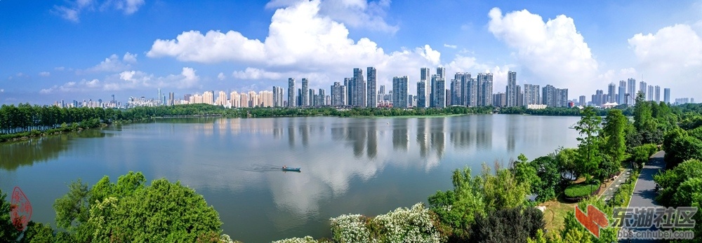赞东湖环卫工：白云渐起占长空，绿树成林草木葱。行走东湖皆净土，整天环卫处忙中。 .jpg