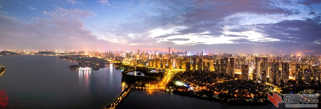 东湖夜色：红霞云渐收，艇动似行舟。灯火千家亮，谁言夜色幽？   柯树勋2024年7月18日.jpg