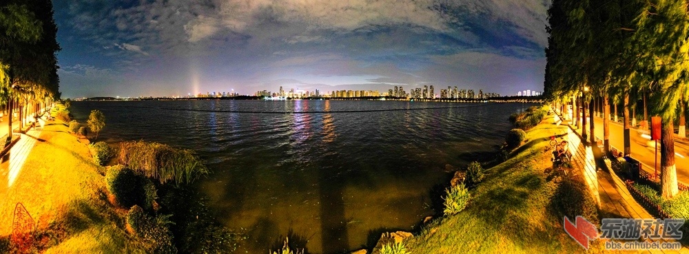 东湖i湖中道乘凉：阵阵风来浪打浪，沿湖草绿木椅长。骑行来往无空隙，唯有湖风吹面凉.jpg