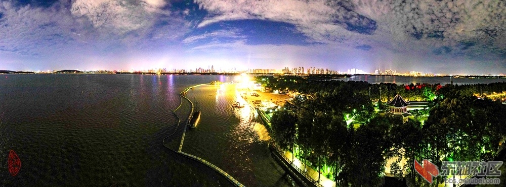 东湖沙滩浴场夜色：沙滩漫水作浴场，月下椅前滚浪光。炎夏游人多戏水，观光载客往来忙.jpg