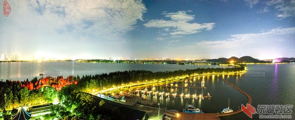 东湖湖心岛帆船训练中心夜色：东湖隧道口灯红，绿道穿湖驶向东。基地帆船归有渡，风光.jpg