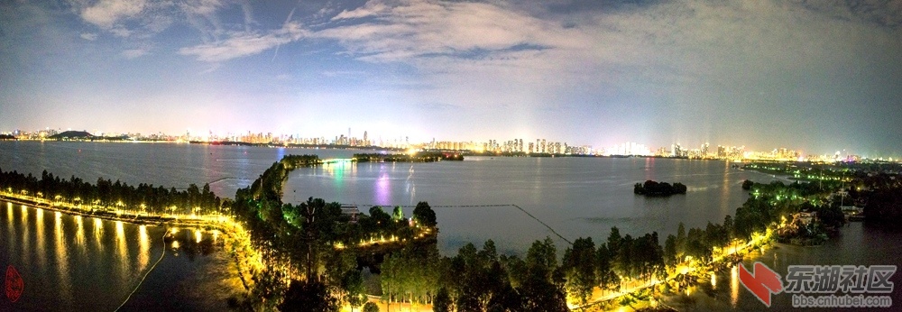 东湖湖中道夜色：爱情小岛处中心，几色灯光湖水侵。绿道杉林如漆画，东湖灯影水中寻。.jpg