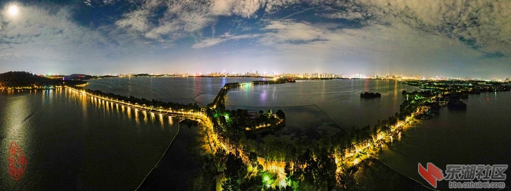 东湖湖中道夜色：云淡风轻过夜湖，骑行绿道客不孤。路灯照亮湖中道，圆月高悬映坦途。.jpg