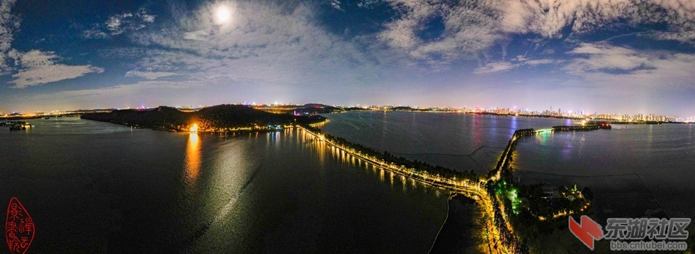 东湖磨山夜色：今夜磨山月又圆，客询可到楚城前？游人无数水边坐，湖畔凉风结客缘。  .jpg