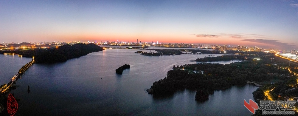 东湖落雁归雁码头看晚霞：夜色长洲黑似山，武昌在望展红颜。湖中泳者芝麻点，霞始登台.jpg