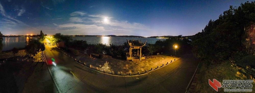 东湖夜月烟浪亭：磨山东麓石亭游，绿道骑行赛水舟。落雁归霞西行去，清河桥上爱停留。.jpg