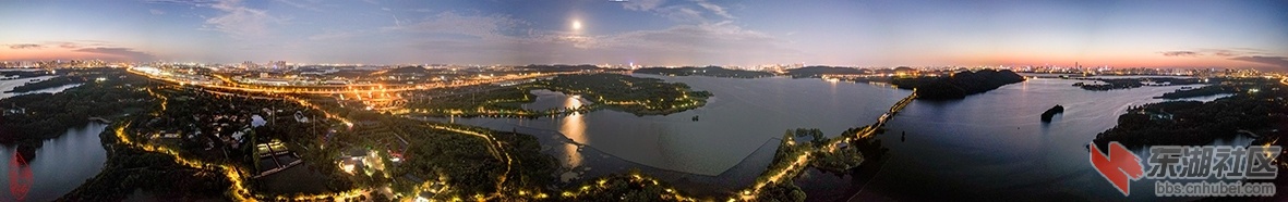 东湖吹笛景区夜色：绿道沿湖灯似蛇，灯光闪烁树林遮。三环高铁穿湖去，万国公园映月华.jpg