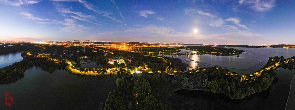 落霞归雁夜色：登台不觉望东边，远处鼓山在眼前。郊野农家几处火，东湖绿道伴湖延。天.jpg