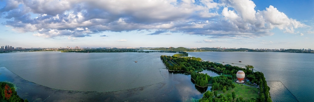 东湖湖心岛：浮云堆叠东湖上，绿道湖中曲又弯。日夜骑行嫌路窄，市民游客向磨山。 柯.jpg