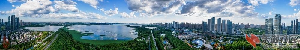 东湖华侨城北公园：城中湖水映青天，湖畔高楼绿道边。林绿草坪欢乐谷，高音鼓响滑车颠.jpg