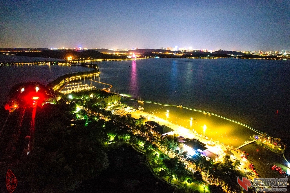 东湖沙滩夜色；骑行绿道四时新，夏日沙滩近水亲。武汉灯光天下秀，东湖夜色更迷人。柯.jpg