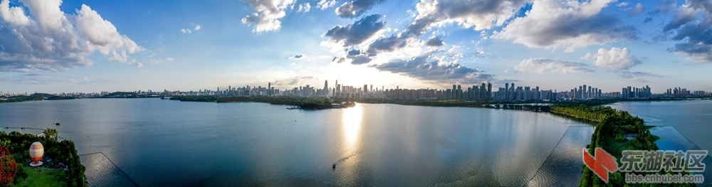 东湖湖心岛夕阳：东湖宽阔水轻柔，云自飘来似白绸。若问夕阳霞有否，顺其自然了无忧。.jpg
