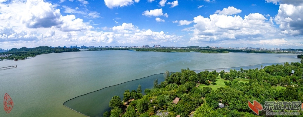 东湖竹苑清风 之一：清风竹苑后湖湾，行走草亭林树间。湖阔浮云听拍岸，游人到此亦思.jpg