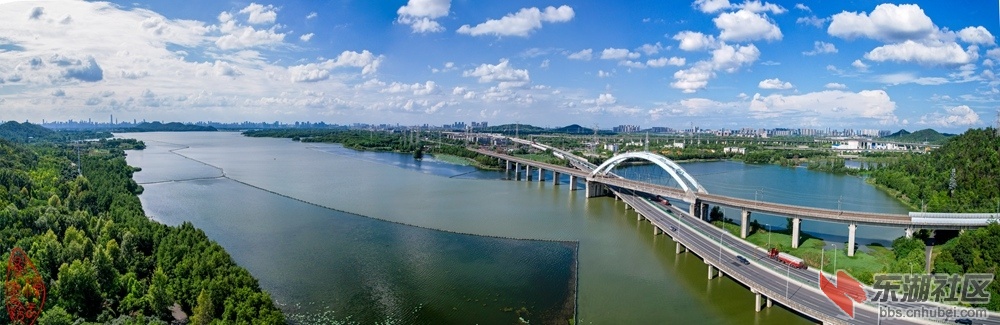 东湖三环线：鸣笛山前碧水迢，东湖水阔架长桥。三环高铁车飞驶，更有蓝天云自飘。 柯.jpg