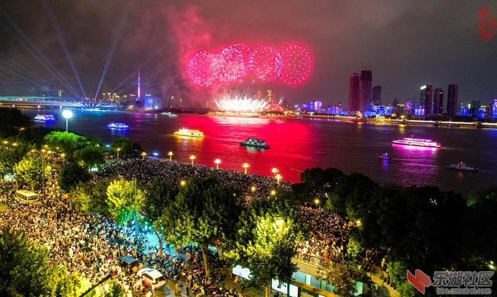 武汉2024年长江文化艺术季：  冲天焰火映江红，十里楼台景不同。我在江堤南路外，烟花.jpg