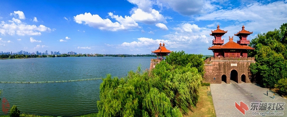 东湖楚城：磨山挹翠柳依依，炎热游人到访稀。缓步登楼山水阔，东湖波载白云飞。   柯.jpg