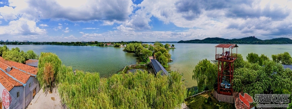 东湖湖心书院：磨山南望楚天台，书院湖心云影来。翠柳周围房里静，无人问起廊桥开。 .jpg