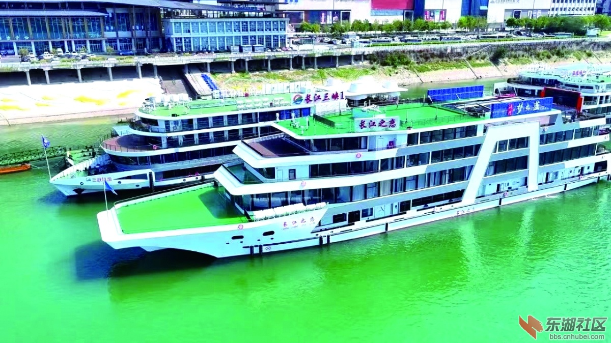 “长江之恋”游轮从宜昌九码头出发，顺江而下驶往南京.jpg