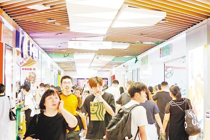中山公园地铁站拾光PARK地下商业街里人流如织.jpg