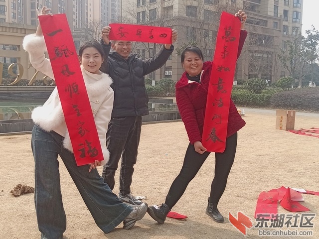 3-手举对联.jpg