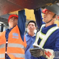 他们冒着酷暑高温抢修设备