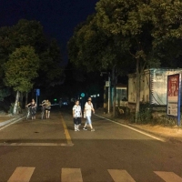 喻家湖吹笛路夜晚盼能有路灯 单行客摄影