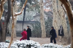 公园雪地练功忙