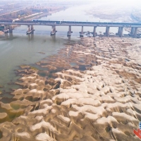 天兴洲大片沙洲露出水面