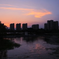 暮色笼沙湖